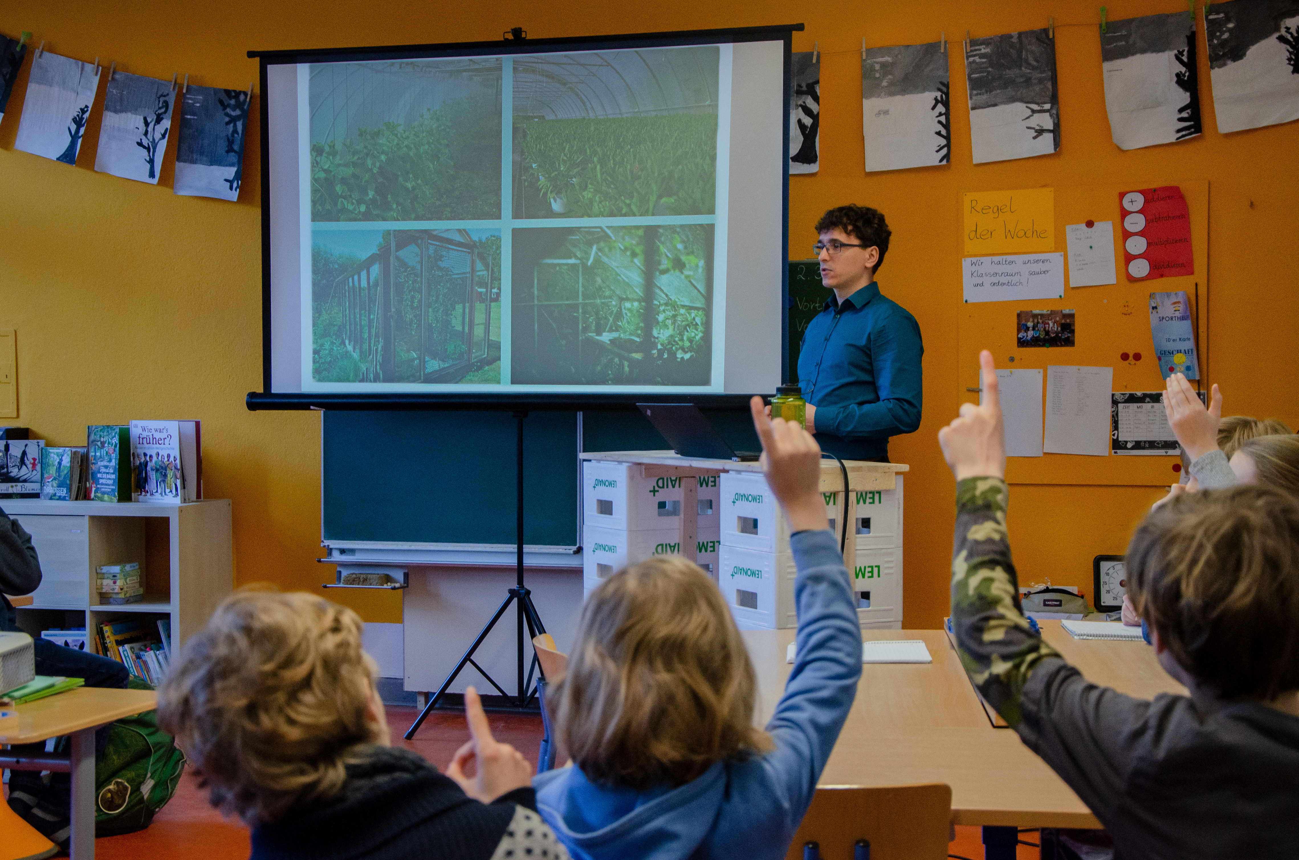 Prof. Dr. Thomas Franke beim interaktiven Vortrag mit Schüler:innen der Wulfsdorfer Grundschule