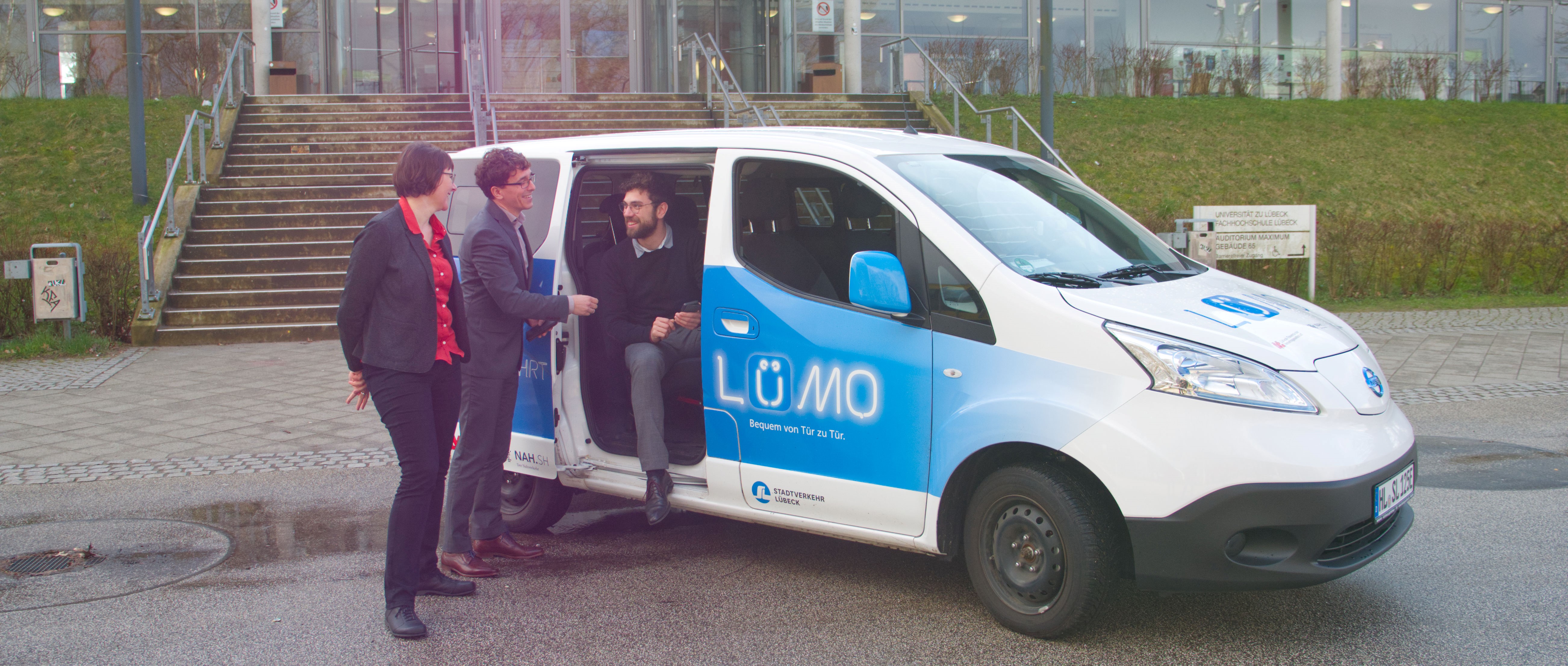 Tim Schrills, Prof. Thomas Franke von der Uni Lübeck und Dr. Carolin Höhnke vom Stadtverkehr arbeiten gemeinsam an dem neuen Projekt (Foto: Elena Vogt / Uni Lübeck)