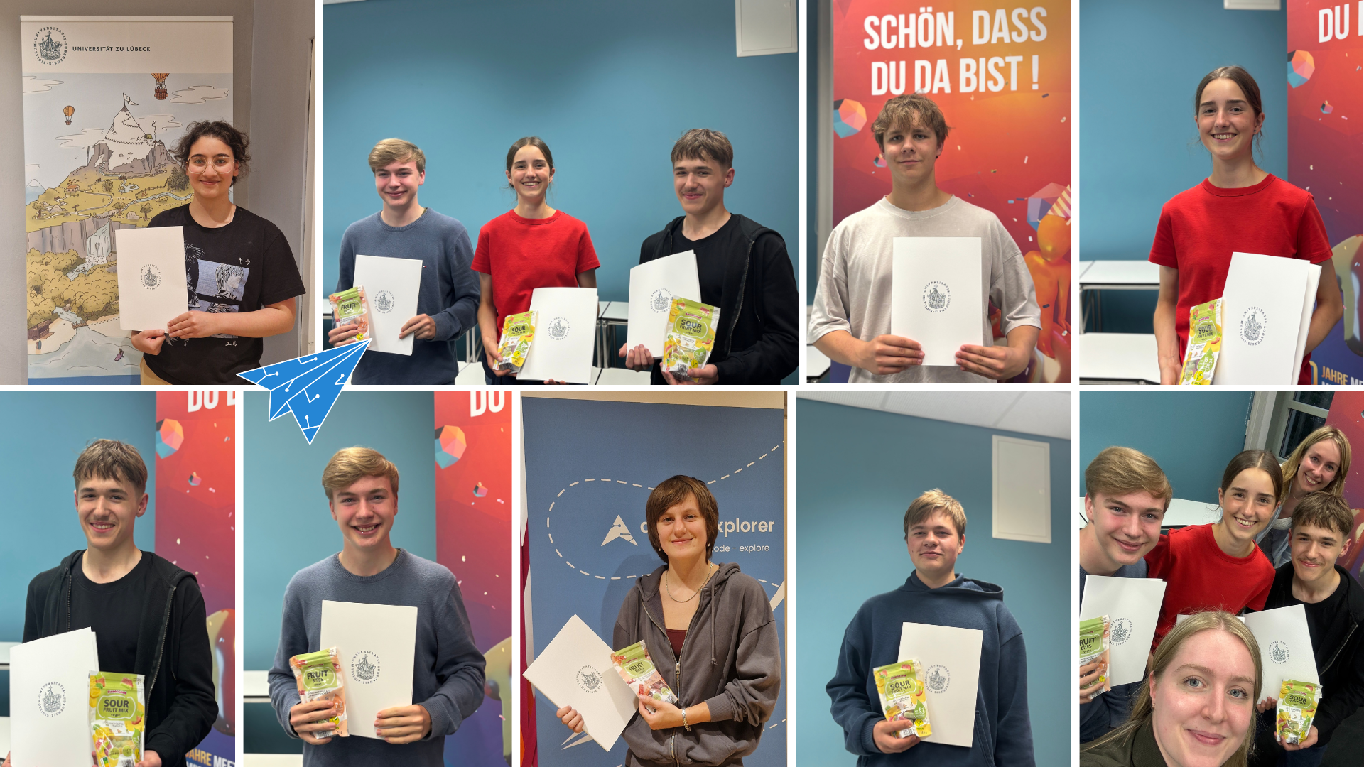 Jugendliche mit Zertifikaten in den Händen