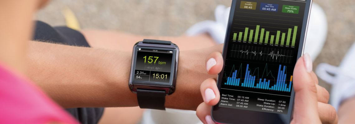 Smartwatch und Smartphone zeigen Statistik einer Sporteinheit - Menschzentrierte Technikgestaltung