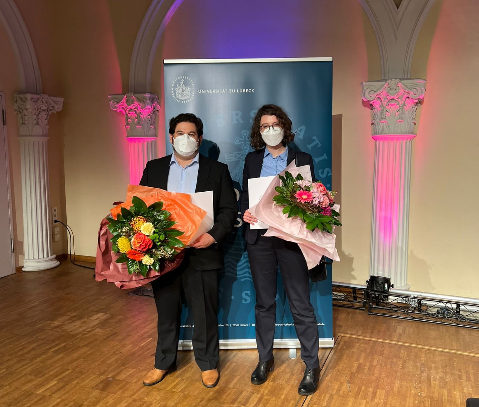 Die Preisträger Lilian Kojan, M. Sc. & André Calero Valdez, Prof. Dr. phil. mit der Auszeichnung des Open-Science-Preis 2022