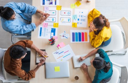 Vier Personen bei einem Workshop zur Gestaltung einer Nutzerschnittstelle