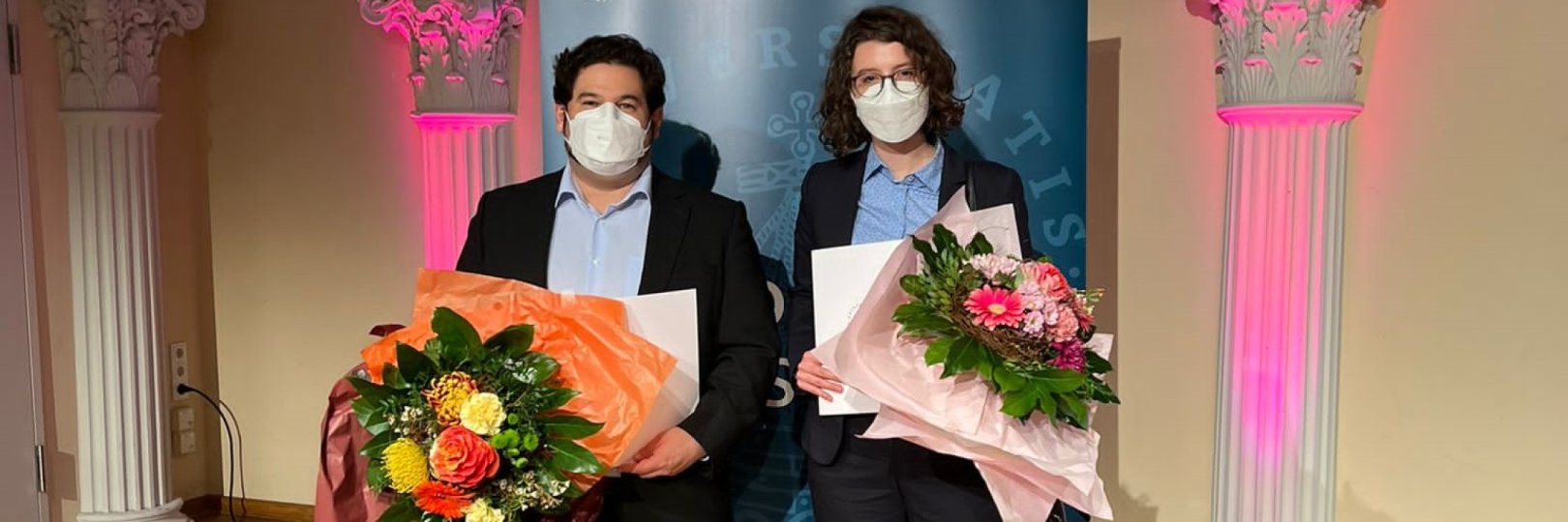 Lilian Kojan & André Calero Valdez präsentieren ihre Urkunde des Open-Science-Preis nach der akademischen Preisverleihung im Kolloseum.