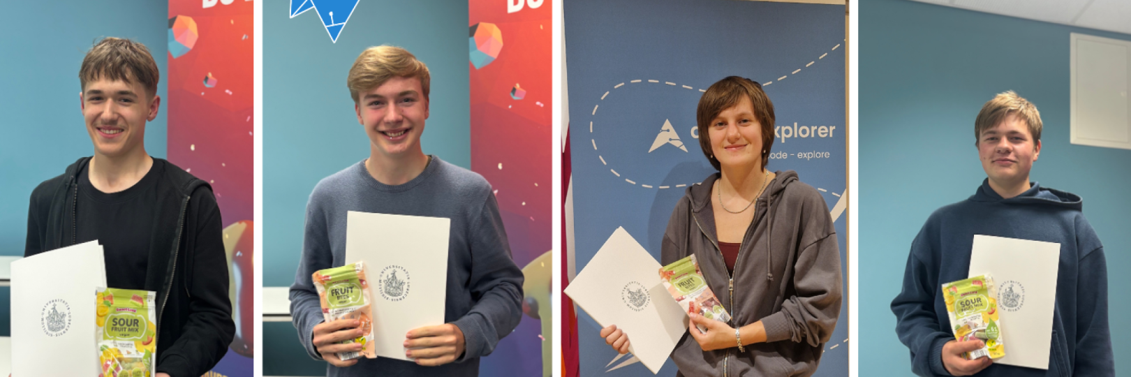 Jugendliche mit Zertifikaten in der Hand