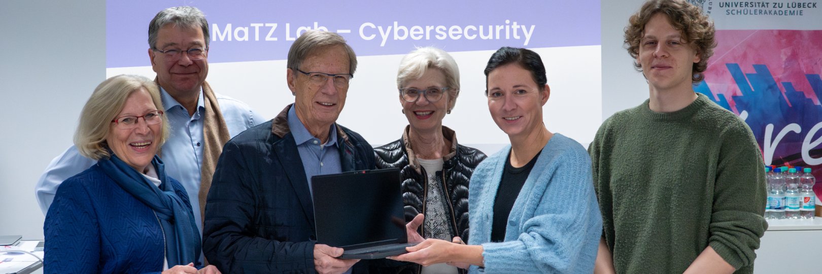 Foto der MINT Stiftung und MaTZ Team