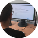 Logo des Projekts Nutzenbewertung, Person arbeitet an Computer