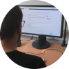 Logo des Projekts Nutzenbewertung, Person arbeitet an Computer